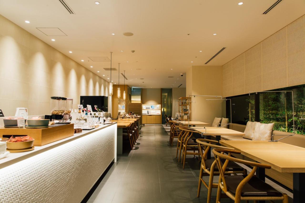 Kanazawa Tokyu Hotel Εξωτερικό φωτογραφία Interior of a typical Starbucks Reserve store
