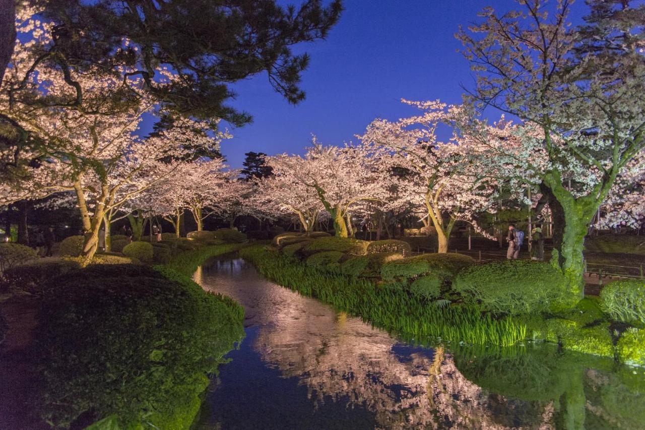 Kanazawa Tokyu Hotel Εξωτερικό φωτογραφία Cherry blossoms at night