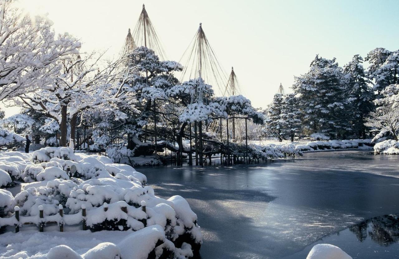 Kanazawa Tokyu Hotel Εξωτερικό φωτογραφία The Japanese garden in winter