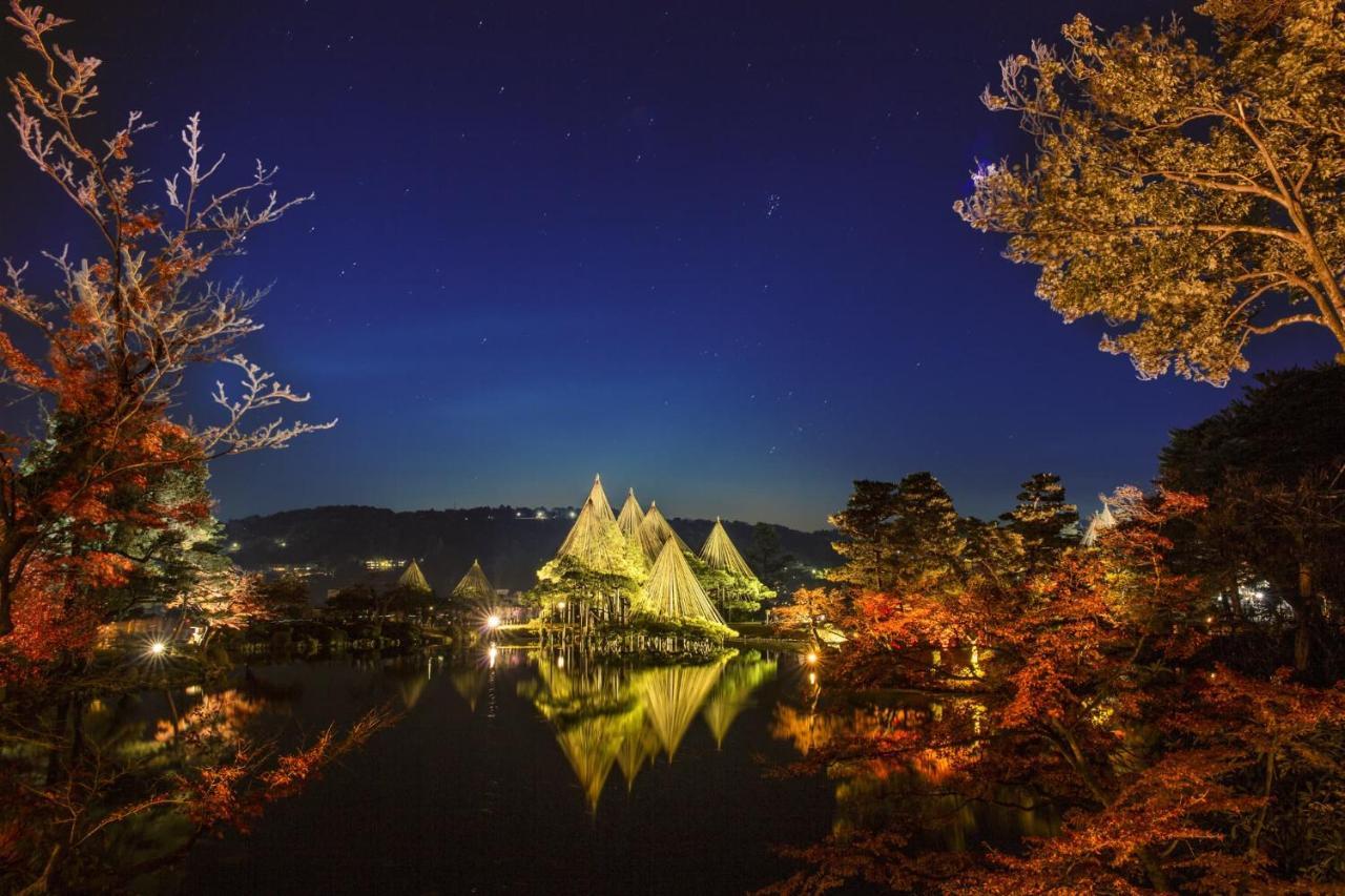 Kanazawa Tokyu Hotel Εξωτερικό φωτογραφία The pyramids of the museum at night