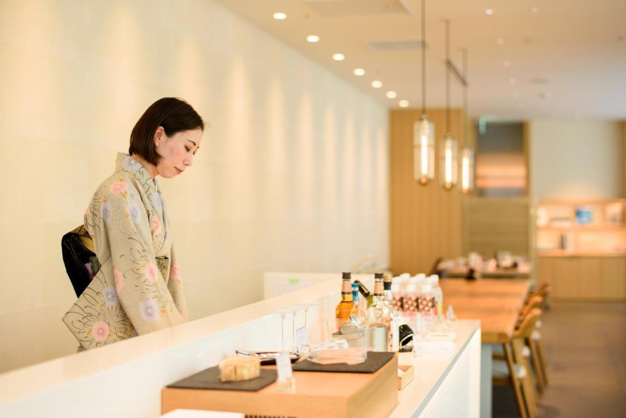 Kanazawa Tokyu Hotel Εξωτερικό φωτογραφία A flight attendant at the airport
